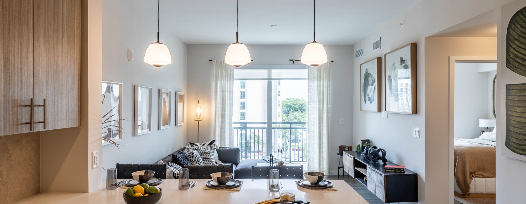 view from the kitchen to the livingroom 